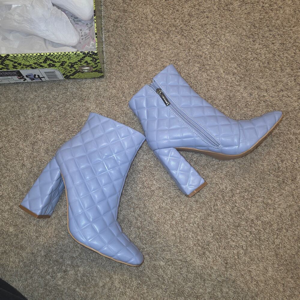 EUC Cape "likeme" Robbin periwinkle quilted zip up ankle boot heels‎ sz 7.5